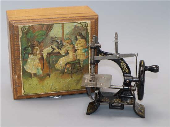 A German boxed childs sewing machine, early 20th century height 16cm